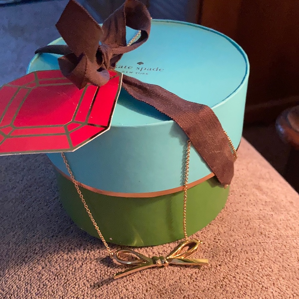 Kate Spade ♠️ Gold Bow Necklace. - Picture 6 of 9